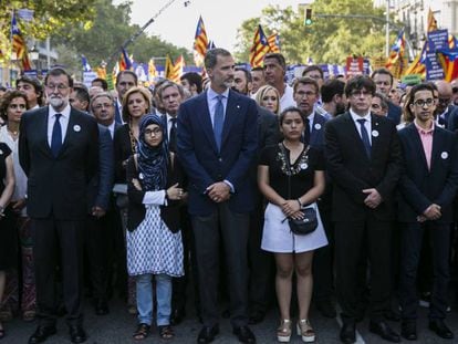 El Rei, flanquejat per Mariano Rajoy i Carles Puigdemont, en la manifestació de rebuit als atacs, el 2017.