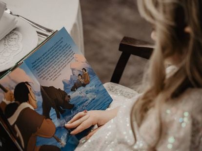 Una niña lee un cuento. 