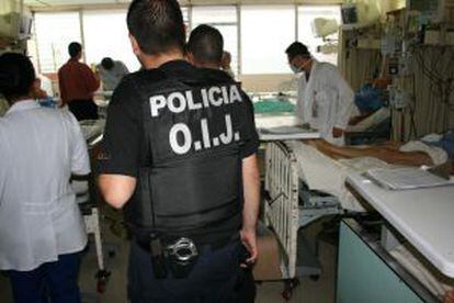 Un policía en el allanamiento de un hospital estatal en Costa Rica