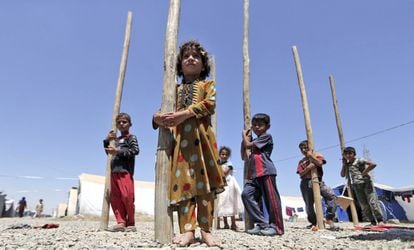 Niños iraquíes juegan en el campamento para desplazados de al-Khazir, entre Erbil y Mosul (Irak).