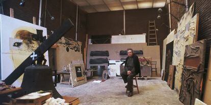 T&agrave;pies al seu taller de Barcelona el 2002, fotografiat per Ramon Manent.