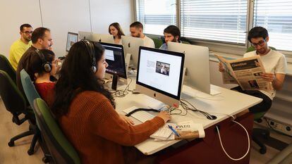 Alumnos de la 36 promoción, en una de las aulas de la Escuela de Periodismo, en julio.