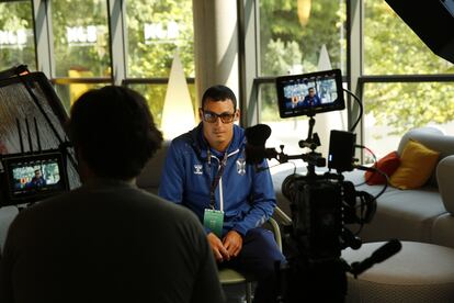 Alejandro Meneses, uno de los integradores de equipos EDI del CD Tenerife de LaLiga Genuine, al mecanografiar el documento. 