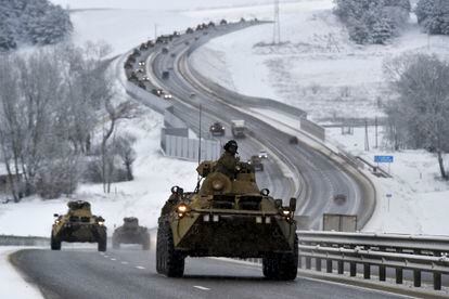 Un convoy de vehículos blindados de las Fuerzas Armadas rusas se desplazaba por una carretera de Crimea, el pasado día 18.