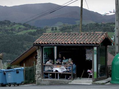 Unas vecinas de tertulia en una marquesina del valle de Karrantza (Vizcaya).