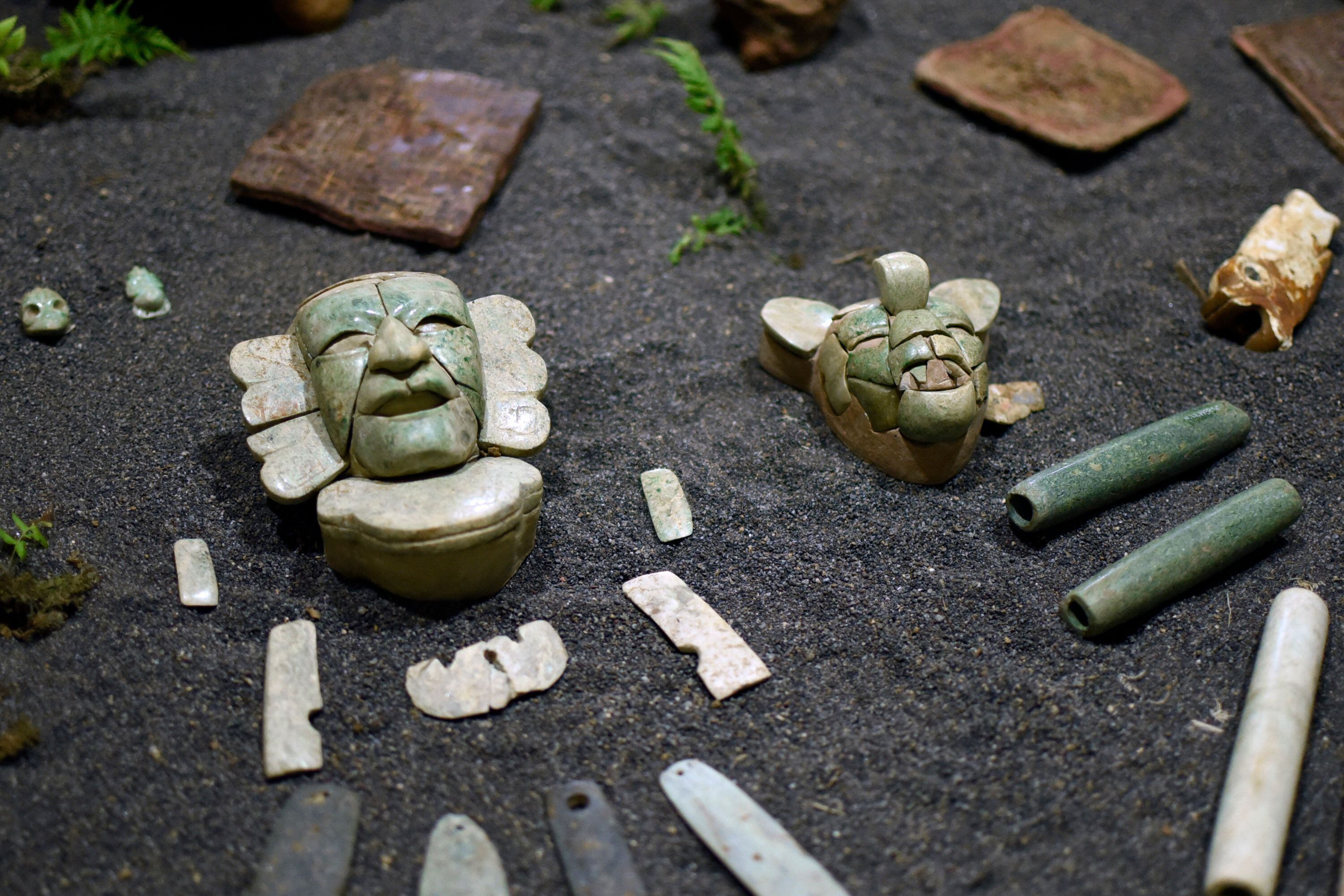 Piezas encontradas en el sitio arqueológico Tak'alik Ab'aj, en el municipio de Asintal, Departamento de Retalhuleu, 200 km al sur de la ciudad de Guatemala.