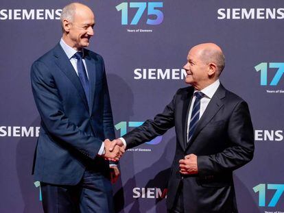El CEO de Siemens AG, Roland Busch, junto al canciller alemán, Olaf Scholf, durante la celebración del 175º aniversario de la compañía.