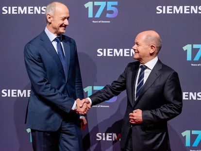 El CEO de Siemens AG, Roland Busch, junto al canciller alemán, Olaf Scholf, durante la celebración del 175º aniversario de la compañía.