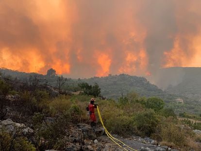 Trabajos de liquidación y refresco efectuados este lunes en el incendio forestal de Useres (Castellón).