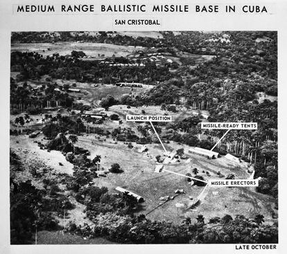 Esta es una foto de reconocimiento aéreo tomada en San Cristóbal, Cuba a fines de octubre de 1962, que muestra los montadores de misiles, tiendas de campaña preparadas para misiles y una posición de lanzamiento de misiles. La fotografía tomada en la misma área el 1/11 muestra la posición de lanzamiento desocupada y proporcionó alguna evidencia para el informe del presidente Kennedy sobre el desmantelamiento del potencial armamento de  guerra nuclear soviético en Cuba.