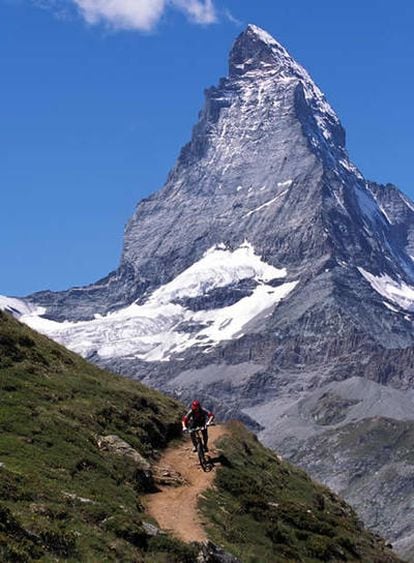 Recorrido de bici de montaña bajo el Matterhorn, Valais suizo