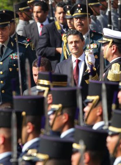 Pe&ntilde;a Nieto, en un desfile militar. 