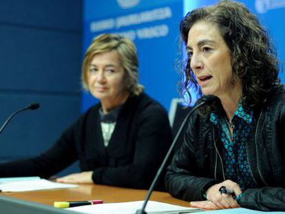 La consejera Cristina Uriarte (a la derecha) este miércoles en Vitoria.