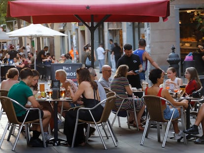 Clientes de las terrazas en la calle Blai, el pasado 2 de agosto a media tarde