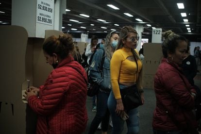 mujeres votando en colombia