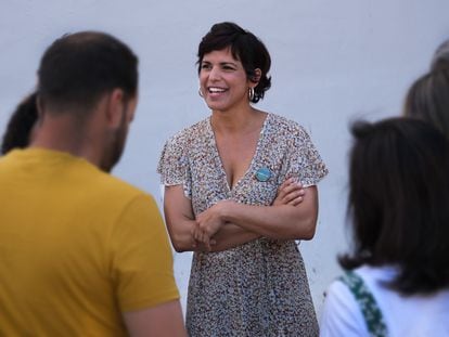 La candidata a la Junta por Adelante Andalucía, Teresa Rodríguez, durante un acto en la plaza de La Encarnación, en Sevilla.