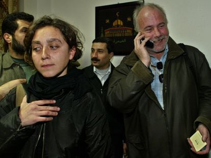 Ramon Lobo y la fotógrafa Carmen Secanella, en 2005, tras permanecer retenidos durante dos horas en el campo de refugiados de Jan Yunis, en Gaza.