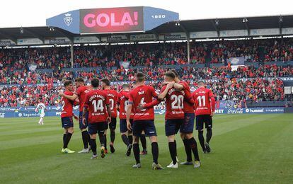 Los jugadores de Osasuna celebran un gol en un partido de LaLiga 1|2|3 esta temporada en el estadio de El Sadar.