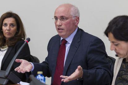 El secretario general de Sanidade, Antonio Fernández Campa, ayer en el Parlamento gallego.