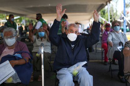 Un vecino de Xochimilco (Ciudad de México) hace ejercicio antes de recibir la vacuna rusa.