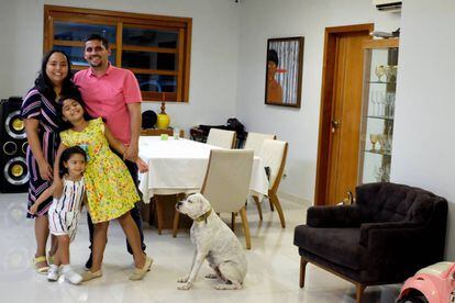 Los Filho-Chaves con sus hijas y su perra, en Manaos.