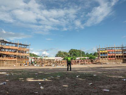 Un policía observa la tribuna colapsada en la plaza de toros de El Espinal, Tolima, el 26 de junio.