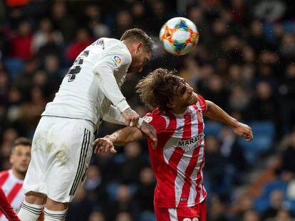 Sergio Ramos cabecea ante Muniesa para hacer el 3-2 a favor del Real Madrid.