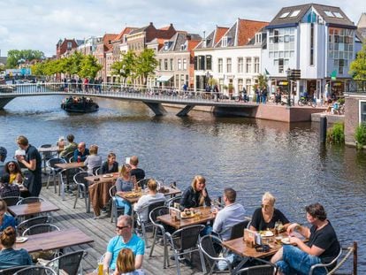 Terraza junto a un canal del Rin, en Leiden (Países Bajos).