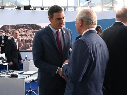 El presidente, Pedro Sánchez, con el príncipe Carlos de Inglaterra en el G-20.