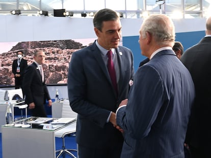 El presidente, Pedro Sánchez, con el príncipe Carlos de Inglaterra en el G-20.