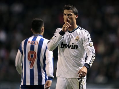 Cristiano Ronaldo hace un gesto durante el partido del s&aacute;bado en Riazor. 