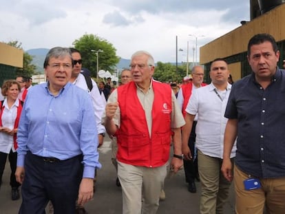 El ministro de Exteriores español, Josep Borrell (centro), junto al canciller colombiano, Carlos Holmes Trujillo, y el gerente para la frontera, Felipe Muñoz, en Cúcuta.