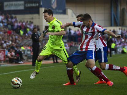 Messi conduce el balón entre la defensa del Atlético, durante el partido del domingo en el Calderón.