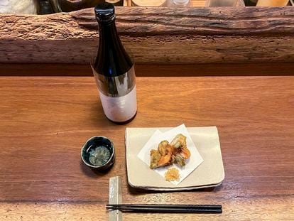 Tempura de carxofes i llagostí amb el sake que proposa la sumiller Kana.