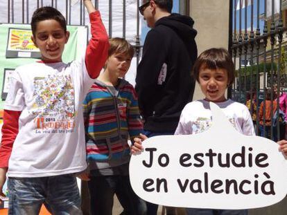 Escolares participantes en una campa&ntilde;a por la ense&ntilde;anza en valenciano.