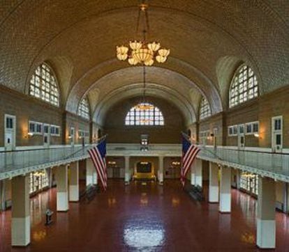 Vestíbulo del registro del antiguo centro de acogida de Ellis Island.