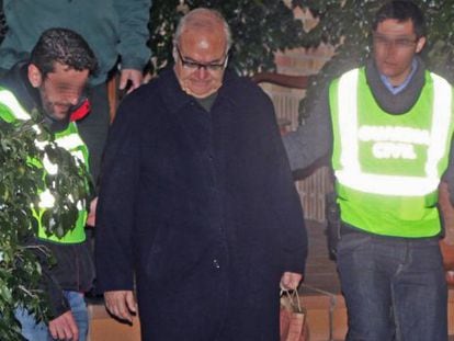 L'expresident de l'ICS, Josep Prat, surt de casa seva detingut per la Guàrdia Civil, el febrer del 2013.