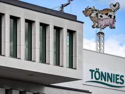 Logotipo de la empresa procesadora de carne Tönnies en su sede central, en Rheda-Wiedenbrueck (Alemania).