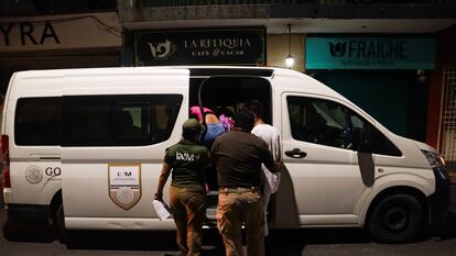 Agentes del Inami durante una redada en Tapachula (Estado de Chiapas), el 1 de diciembre.