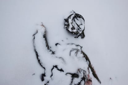 Podría parecer el contorno de una pintura abstracta, pero es algo tan trágicamente real como la muerte en la guerra. Tyler Hicks, fotógrafo de plantilla de The New York Times nacido en Brasil y educado en EE UU, premio Pulitzer y especialista en conflictos, captó así la imagen de un soldado ruso caído en combate en Járkov el 25 de febrero, al día siguiente del inicio de la invasión de Ucrania. 