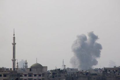 Ataque a&eacute;reo del r&eacute;gimen sirio contra Al Ghouta, cerca de Damasco.