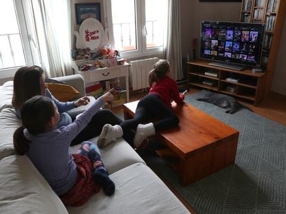 Una familia utiliza una plataforma de pago de televisión en Madrid, durante la cuarentena por el coronavirus.