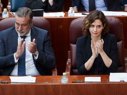 La presidenta de Madrid, Isabel Díaz Ayuso, y el consejero de Presidencia, Justicia e Interior, Enrique López, aplauden en la sesión de la Asamblea que vota este jueves las enmiendas a la totalidad de la Ley de Autonomía Financiera.