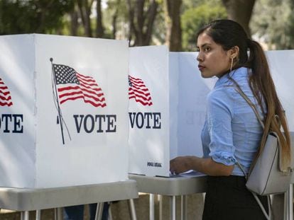 Destiny Martinez, de 18 años, vota por primera vez, California.