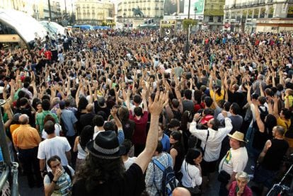 Tras las las marchas por distintas calles de Madrid, y concentrarse en la Plaza de Neptuno, miles de indignados han regresado a uno de los puntos claves del movimiento: la Puerta del Sol.