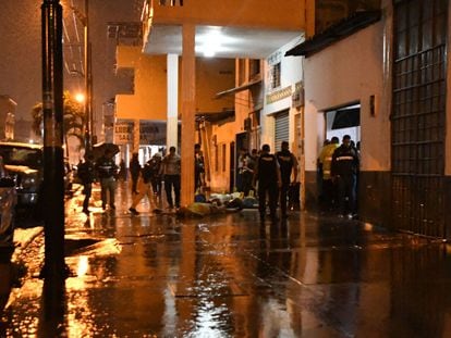 Agentes de la policía ecuatoriana llegan al sitio donde fueron asesinadas 10 personas, este domingo, en Guayaquil.