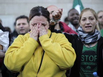 Una mujer llora durante una protesta contra el desahucio de una vivienda en el municipio de Salt, Girona