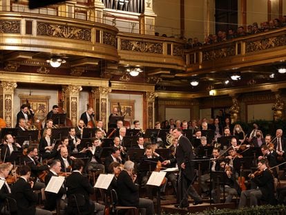 El director alemán Christian Thielemann, al frente de la Filarmónica de Viena en el Concierto de Año Nuevo de 2024, en una imagen de la orquesta.
