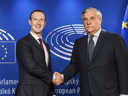 El fundador de Facebook, Mark Zuckerberg, i el president del Parlament Europeu, Antonio Tajani, dimarts a Brussel·les.