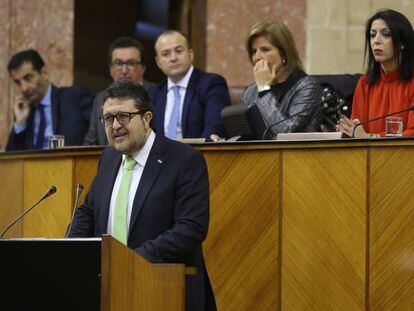 Francisco Serrano (Vox) durante la investidura de Juan Manuel Moreno Bonilla (PP) como nuevo presidente de Andalucía.